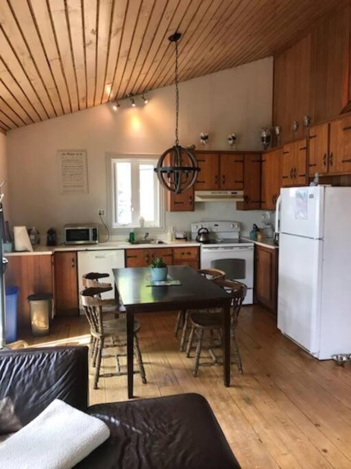 Om Chalet 2 Avec Spa Et Foyer Borde Du Fleuve St-Pierre-de-l'Île-d'Orléans Bagian luar foto
