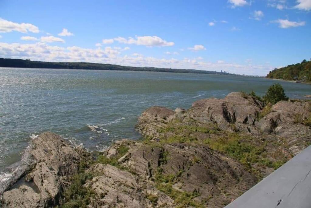 Om Chalet 2 Avec Spa Et Foyer Borde Du Fleuve St-Pierre-de-l'Île-d'Orléans Bagian luar foto