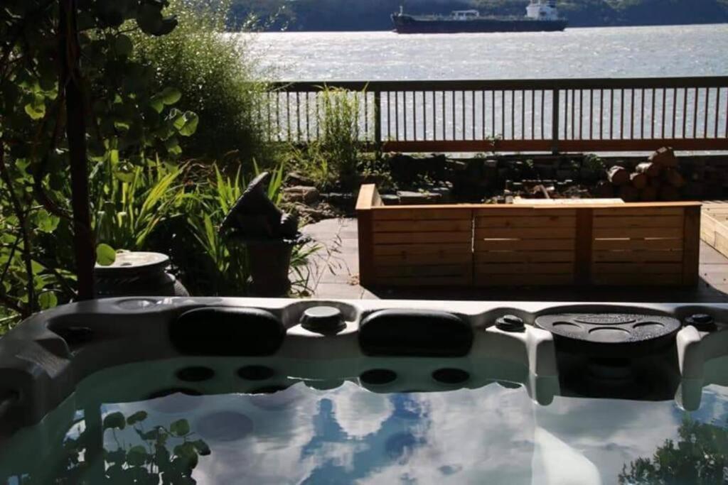 Om Chalet 2 Avec Spa Et Foyer Borde Du Fleuve St-Pierre-de-l'Île-d'Orléans Bagian luar foto
