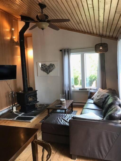 Om Chalet 2 Avec Spa Et Foyer Borde Du Fleuve St-Pierre-de-l'Île-d'Orléans Bagian luar foto